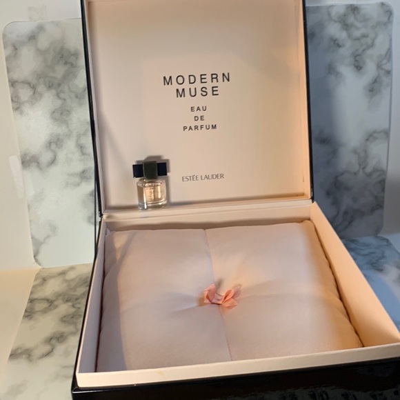 Estée Lauder Black Patent Jewelry Box with Satin Pillow & Modern Muse - Picture 8 of 15